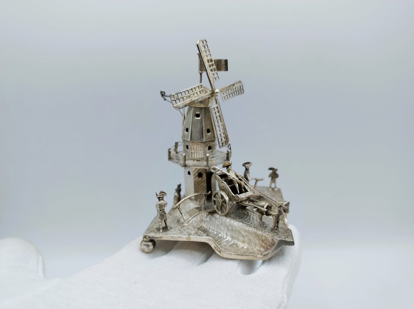 Grote zilveren miniatuur molen in polderlandschap, J. Verhoogt, Hoorn, 1905