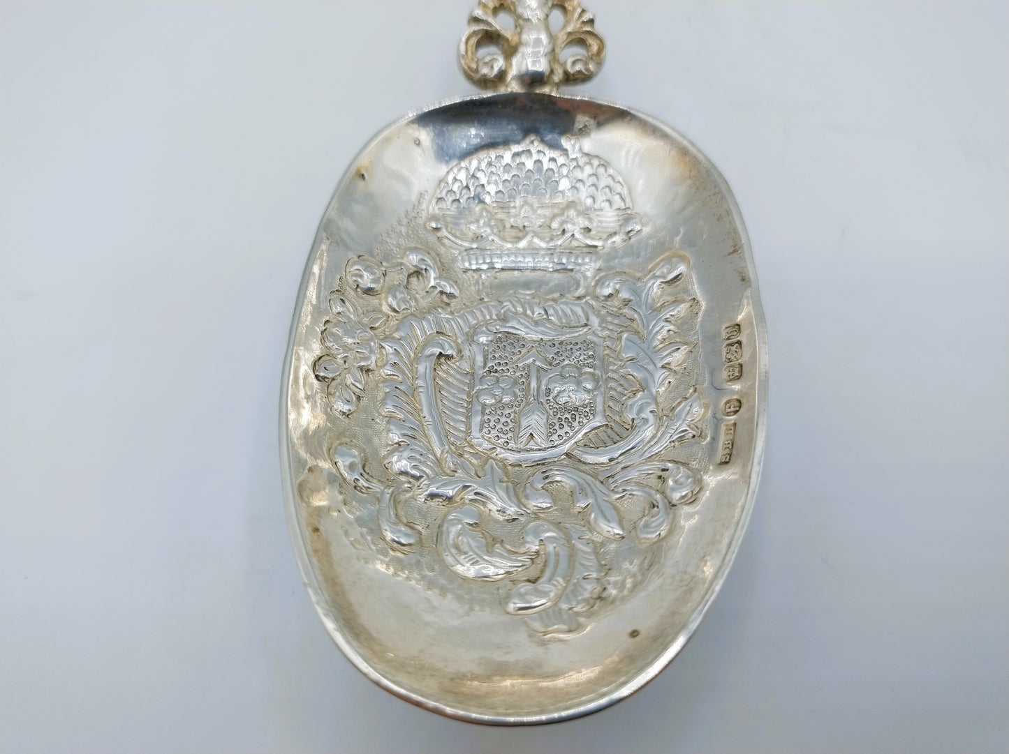 Zilveren sierlepel met wapen, A. de Groot-Boersma, Sneek, 1901