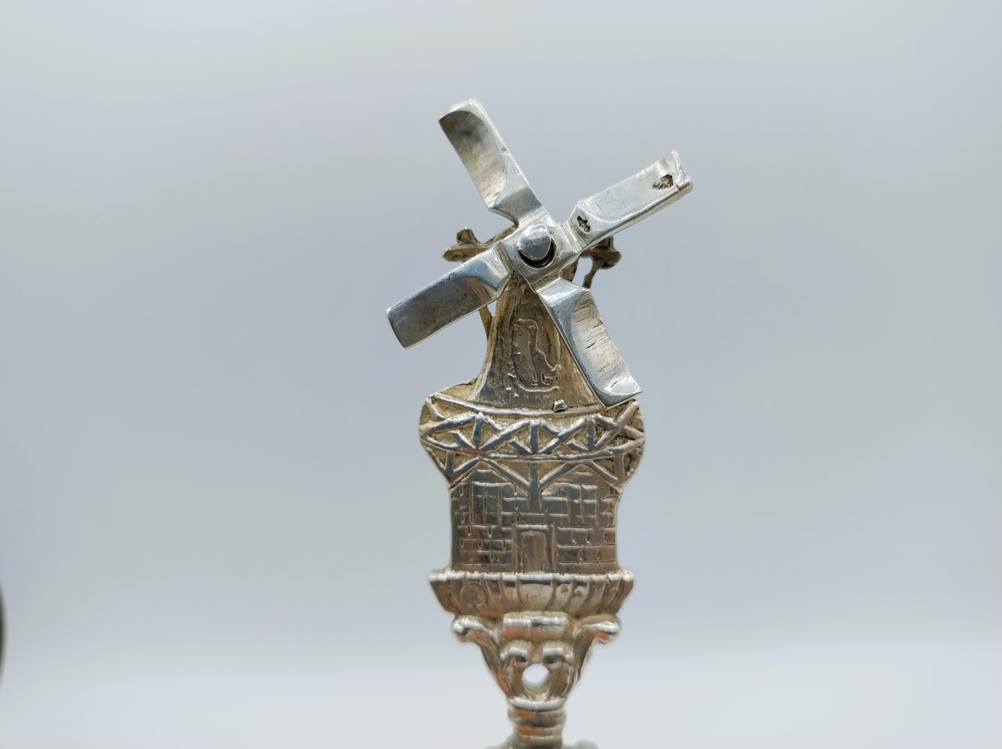 Zilveren sierlepel met wapen, A. de Groot-Boersma, Sneek, 1901