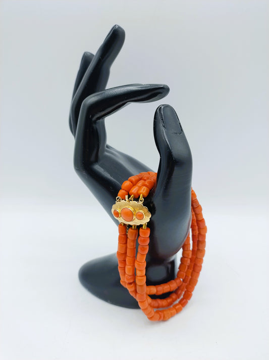 Bloedkoralen armband met gouden slot, Amsterdam