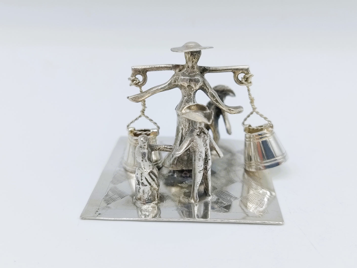 Zilveren miniatuur, boerin met juk, J. Verhoogt, Hoorn, 1910