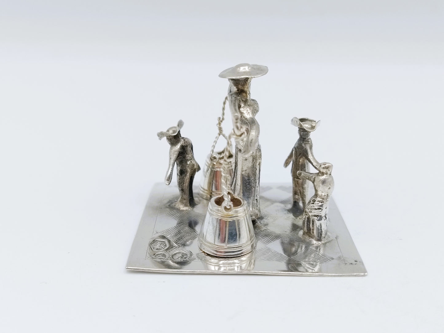 Zilveren miniatuur, boerin met juk, J. Verhoogt, Hoorn, 1910