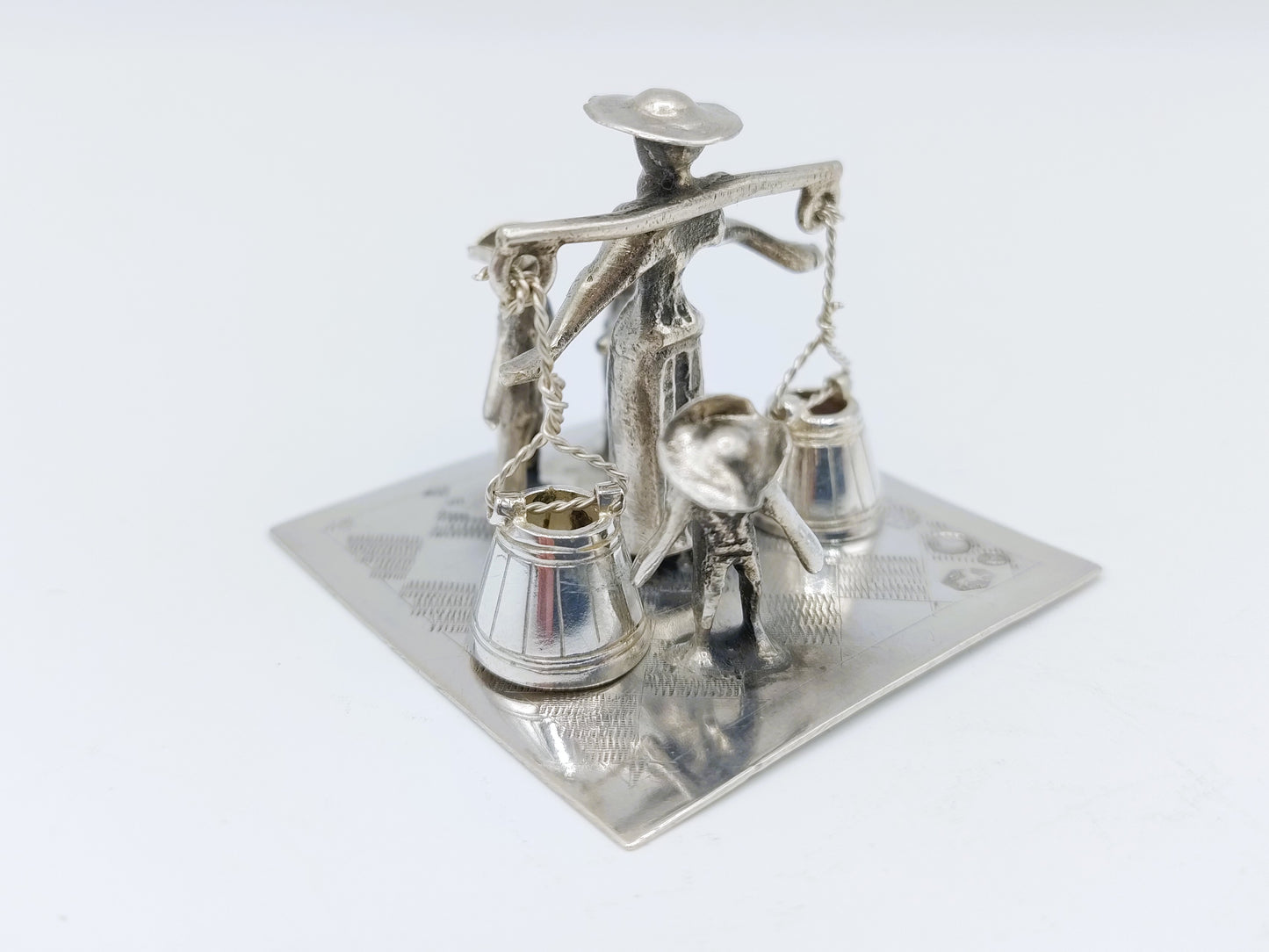Zilveren miniatuur, boerin met juk, J. Verhoogt, Hoorn, 1910