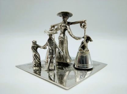 Zilveren miniatuur, boerin met juk, J. Verhoogt, Hoorn, 1910