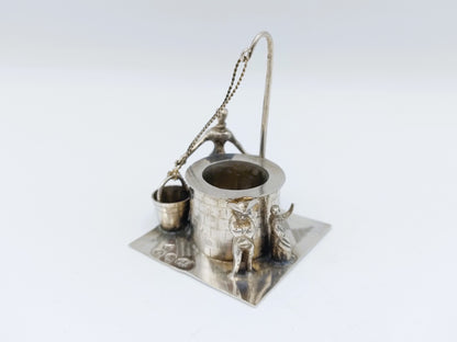 Miniatuur vrouw bij waterput, J. Verhoogt, Hoorn, 1909