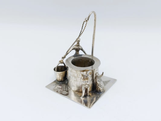 Miniatuur vrouw bij waterput, J. Verhoogt, Hoorn, 1909