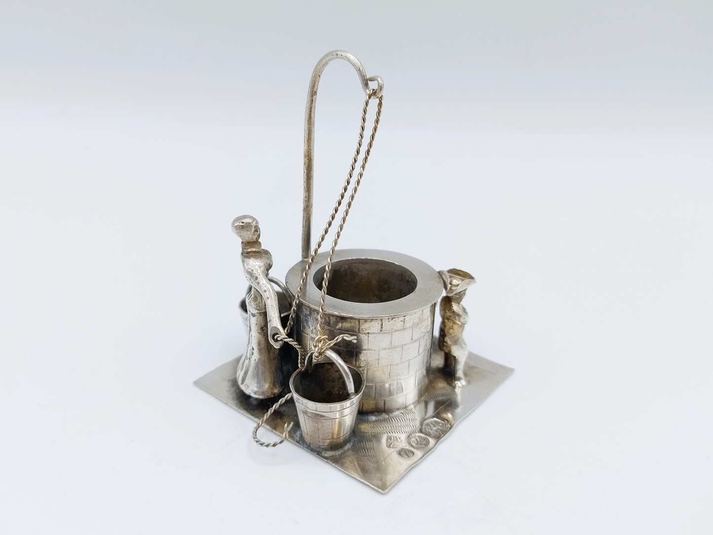 Miniatuur vrouw bij waterput, J. Verhoogt, Hoorn, 1909
