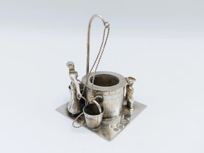 Miniatuur vrouw bij waterput, J. Verhoogt, Hoorn, 1909
