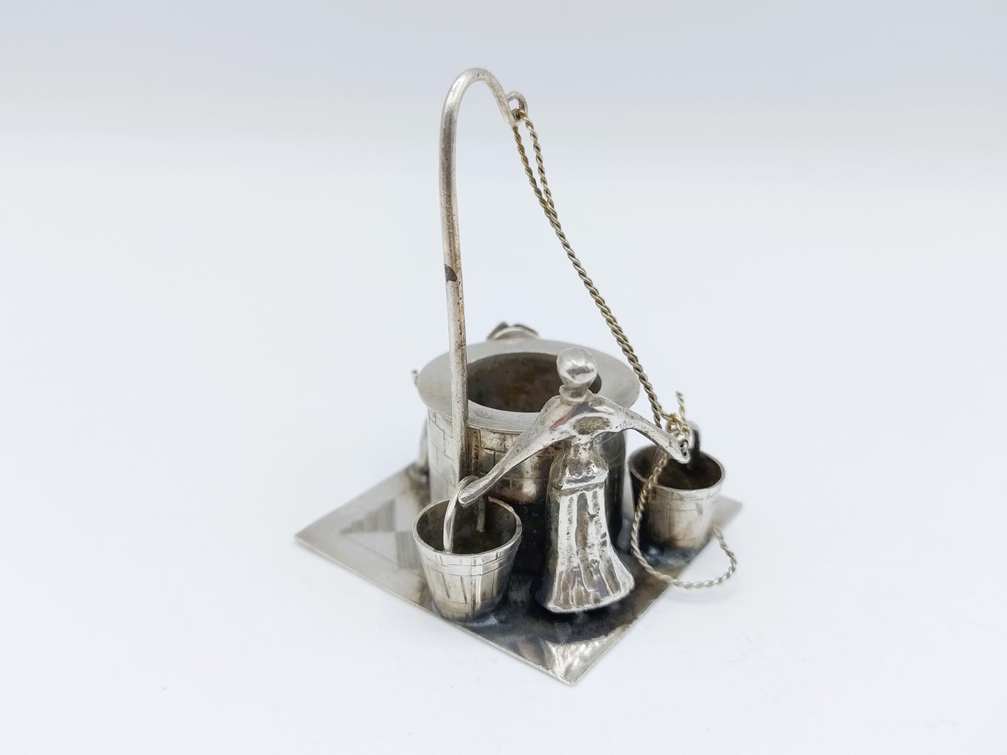 Miniatuur vrouw bij waterput, J. Verhoogt, Hoorn, 1909
