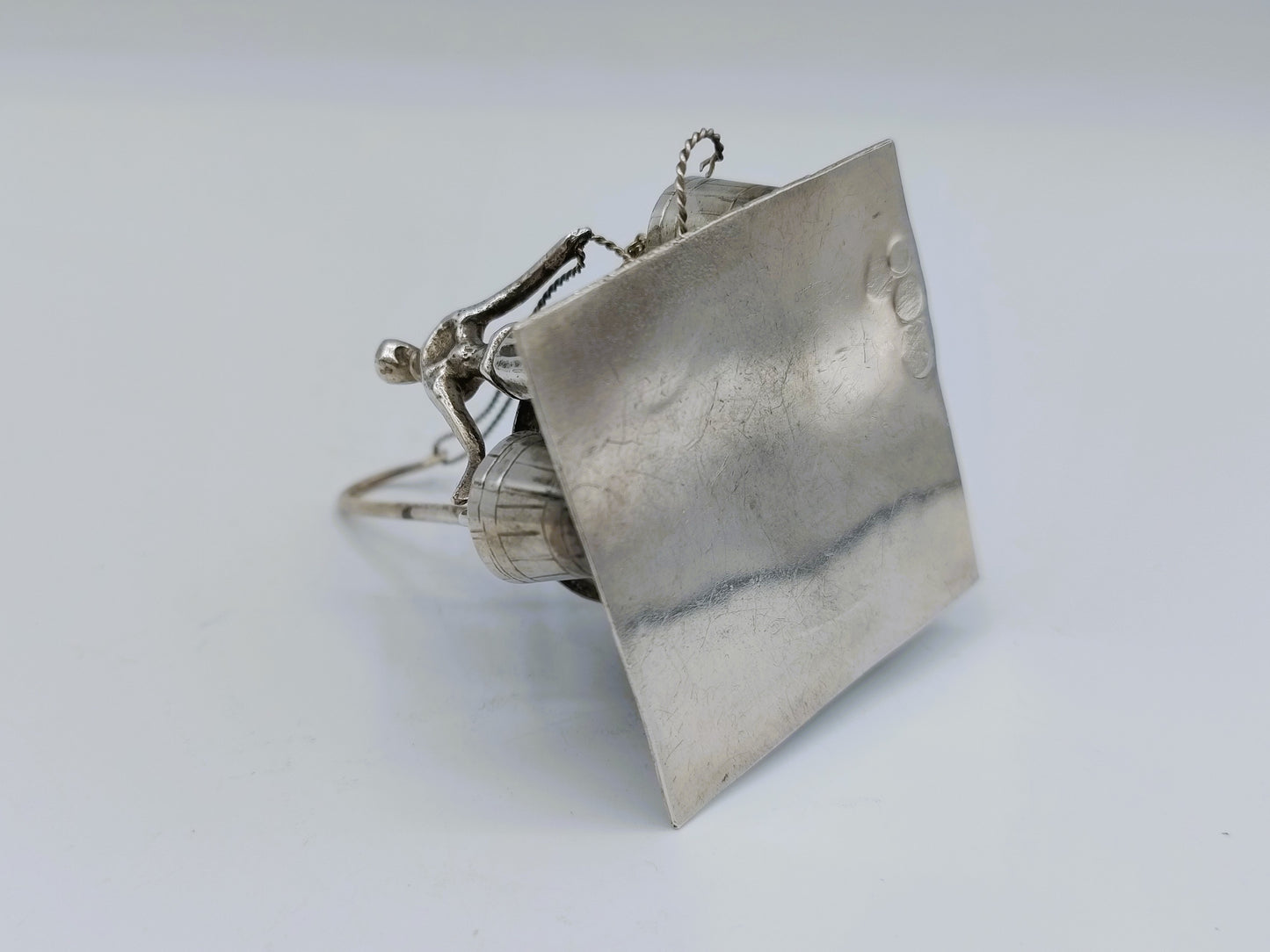 Miniatuur vrouw bij waterput, J. Verhoogt, Hoorn, 1909