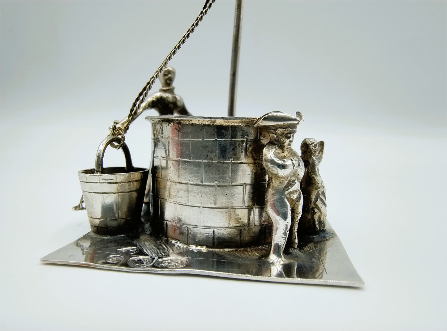 Miniatuur vrouw bij waterput, J. Verhoogt, Hoorn, 1909