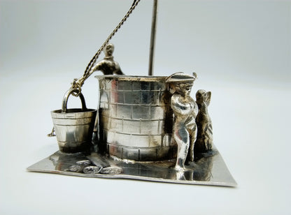 Miniatuur vrouw bij waterput, J. Verhoogt, Hoorn, 1909