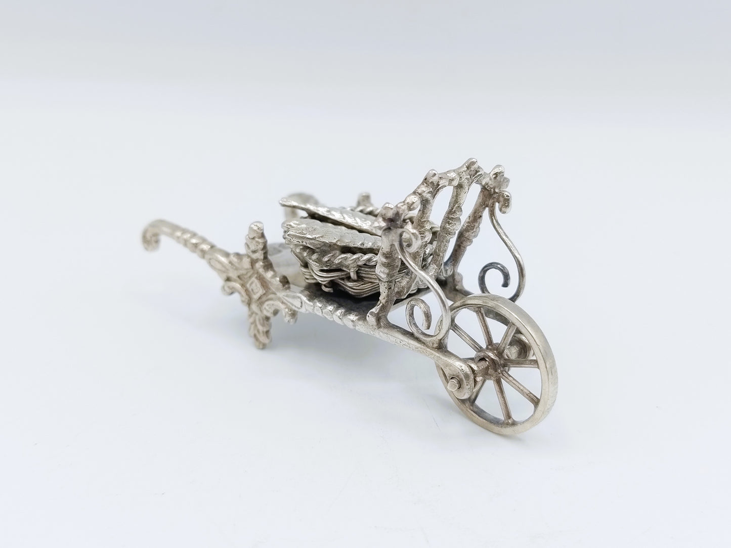 Miniatuur kruiwagen met vismand, J. Verhoogt, Hoorn, 1908