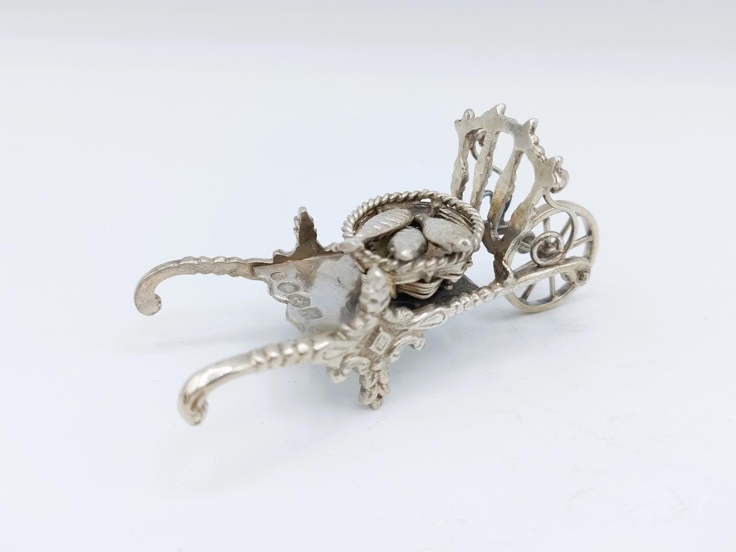 Miniatuur kruiwagen met vismand, J. Verhoogt, Hoorn, 1908