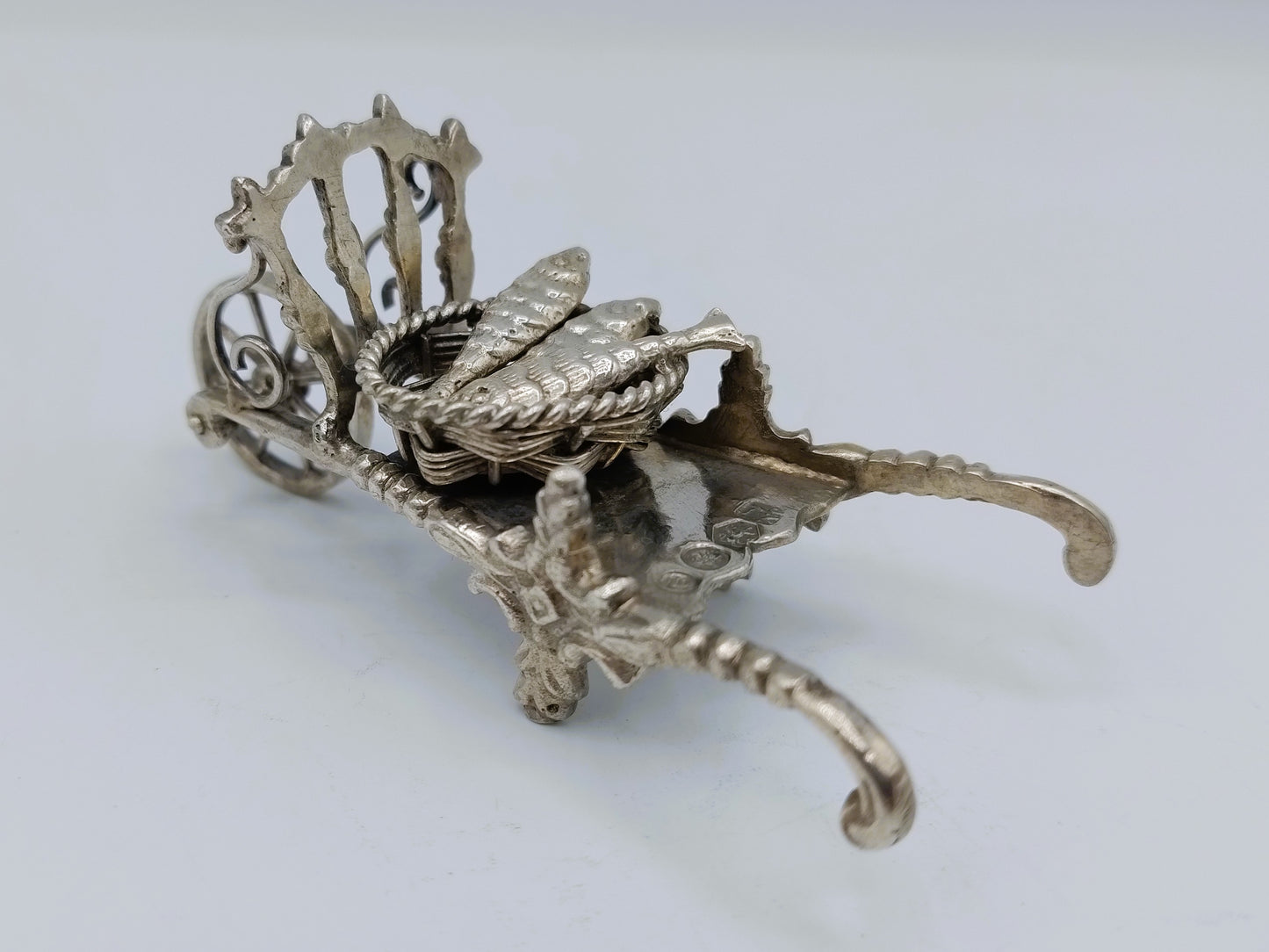 Miniatuur kruiwagen met vismand, J. Verhoogt, Hoorn, 1908