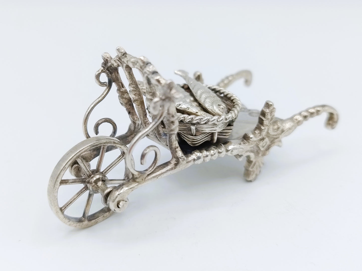 Miniatuur kruiwagen met vismand, J. Verhoogt, Hoorn, 1908