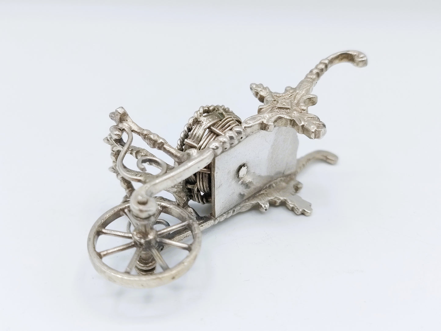Miniatuur kruiwagen met vismand, J. Verhoogt, Hoorn, 1908