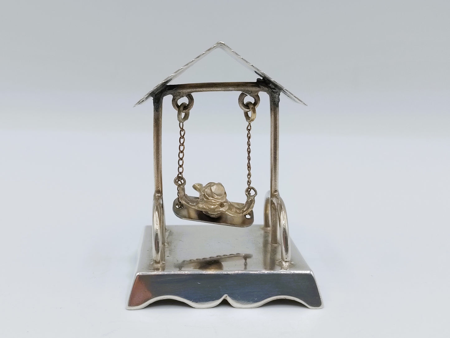 Zilveren miniatuur schommel, A.F. Westerwaal, Amsterdam, ca. 1910