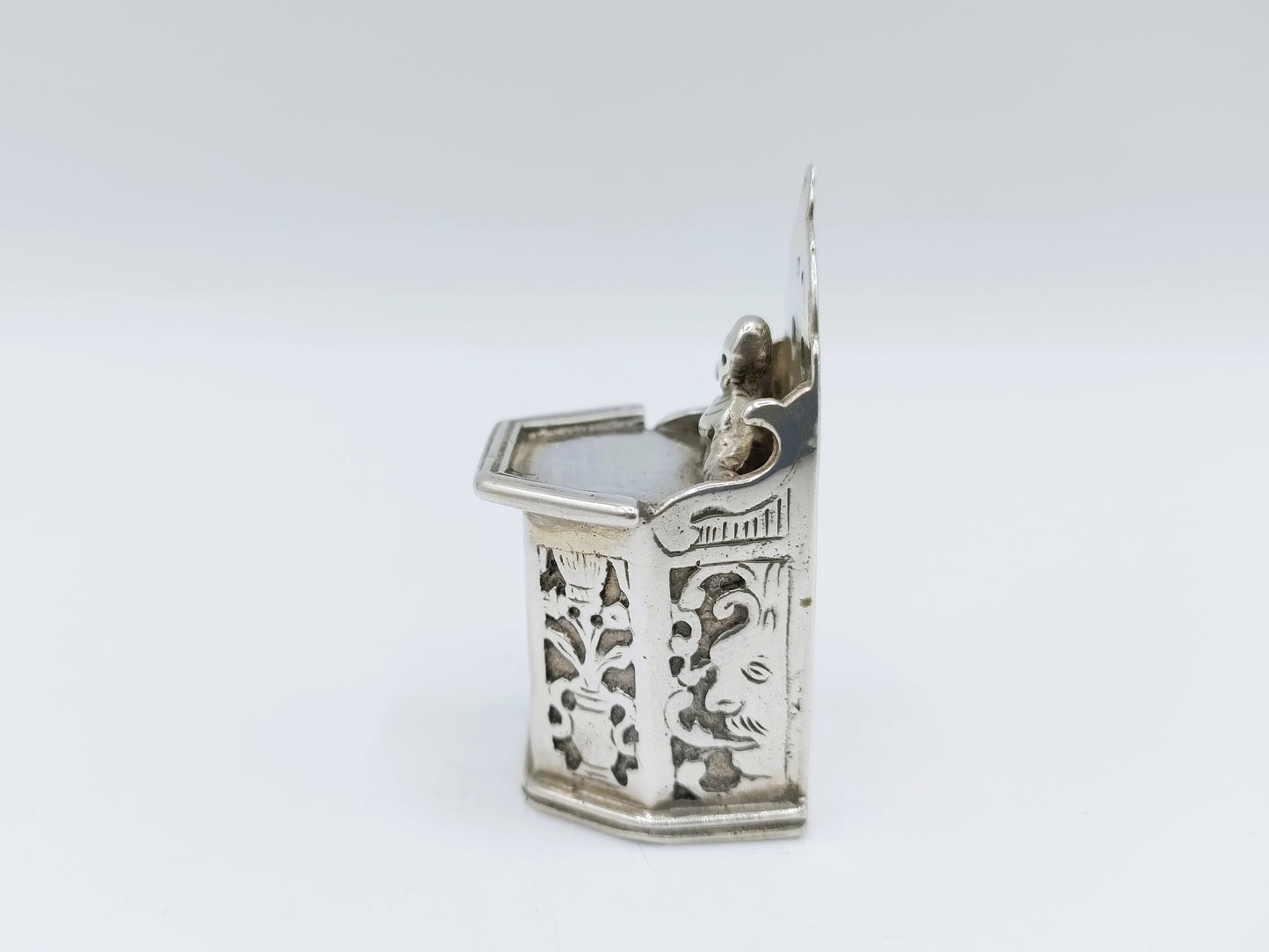 Zilveren miniatuur kinderstoel,  R. Scheltens, Groningen, ca. 1860