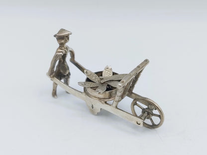 Zilveren miniatuur visboer met kruiwagen, A.F. Westerwaal, Amsterdam, ca. 1910