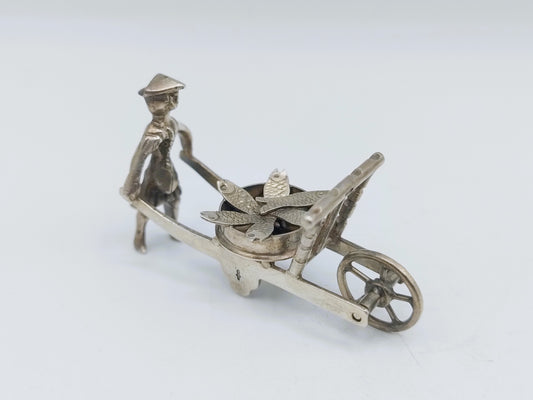Zilveren miniatuur visboer met kruiwagen, A.F. Westerwaal, Amsterdam, ca. 1910
