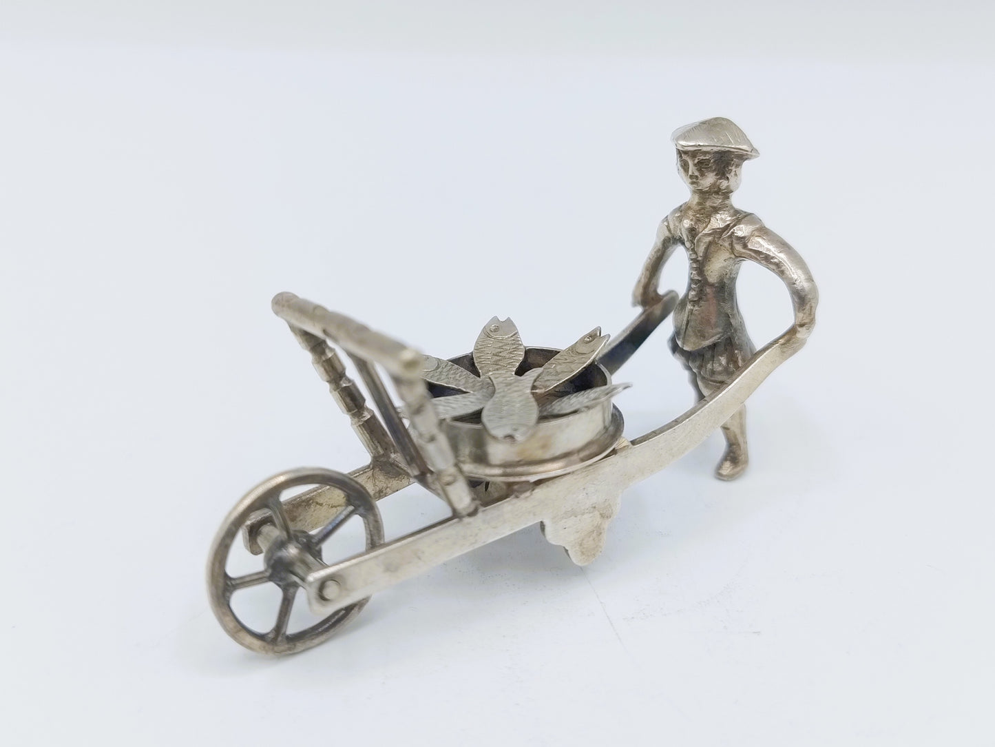 Zilveren miniatuur visboer met kruiwagen, A.F. Westerwaal, Amsterdam, ca. 1910