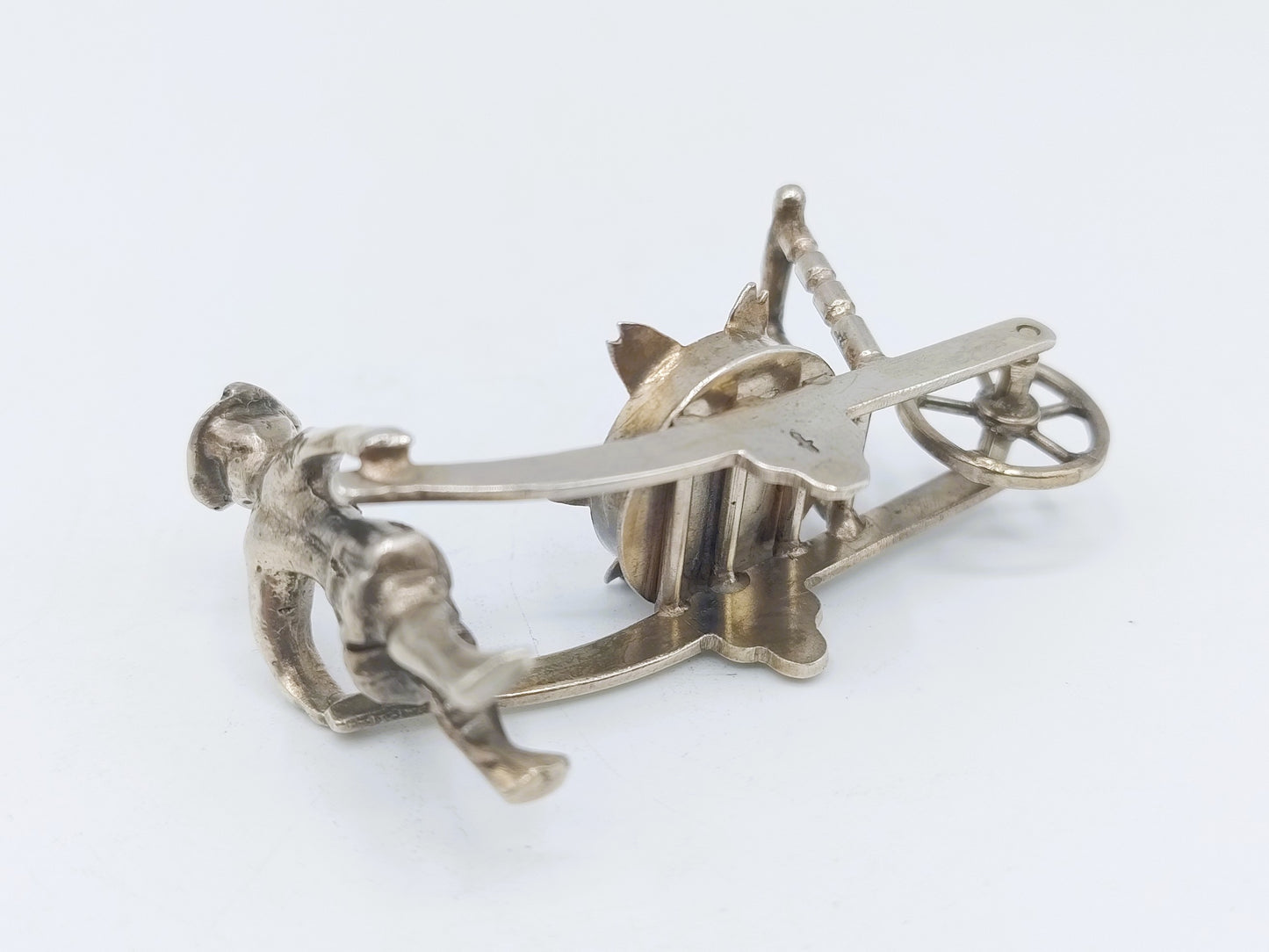 Zilveren miniatuur visboer met kruiwagen, A.F. Westerwaal, Amsterdam, ca. 1910