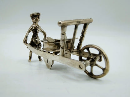 Zilveren miniatuur visboer met kruiwagen, A.F. Westerwaal, Amsterdam, ca. 1910