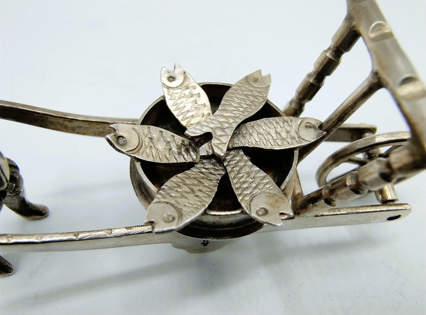 Zilveren miniatuur visboer met kruiwagen, A.F. Westerwaal, Amsterdam, ca. 1910