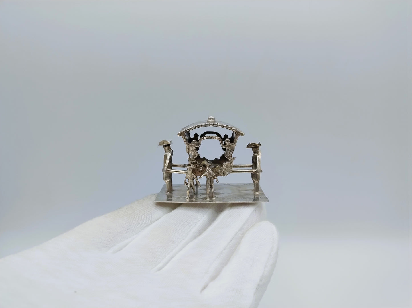 Miniatuur draagstoel met dragers, J. Verhoogt, Hoorn, 1910