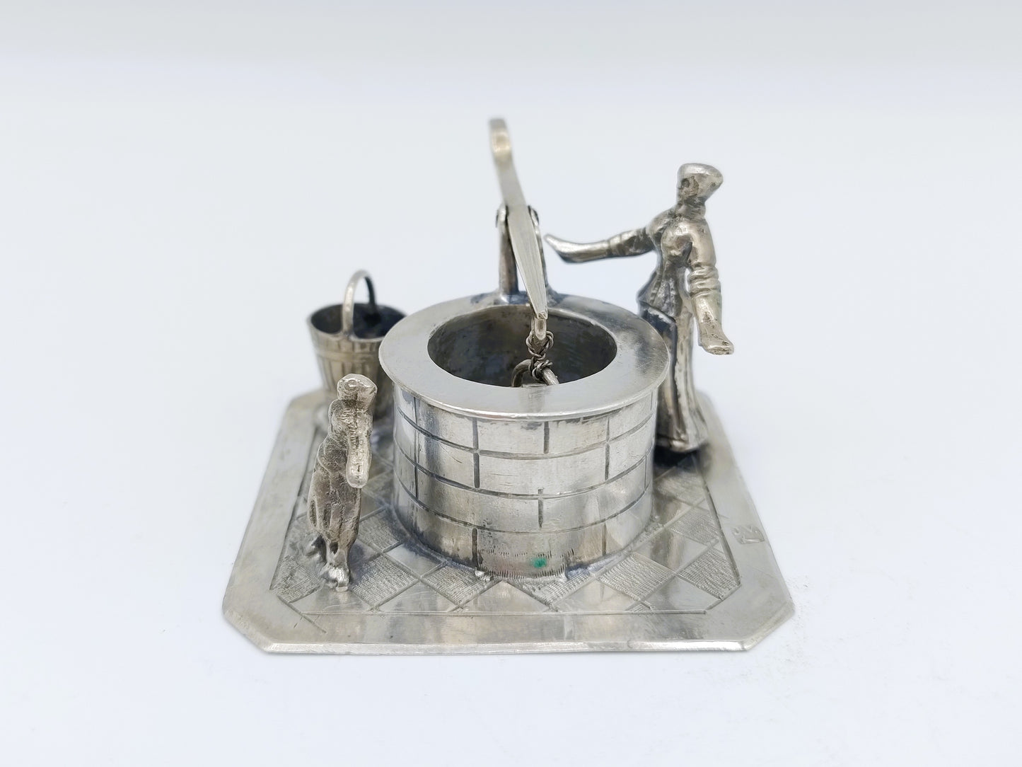 Miniatuur vrouw bij waterput, J. Verhoogt, Hoorn, 1904