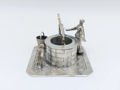 Miniatuur vrouw bij waterput, J. Verhoogt, Hoorn, 1904