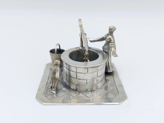 Miniatuur vrouw bij waterput, J. Verhoogt, Hoorn, 1904