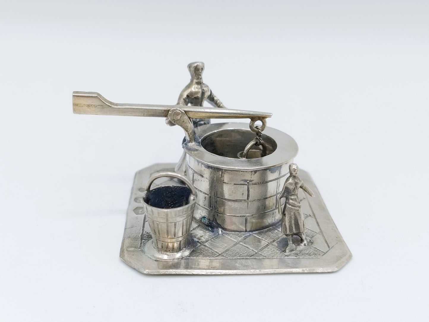 Miniatuur vrouw bij waterput, J. Verhoogt, Hoorn, 1904
