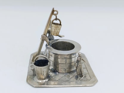 Miniatuur vrouw bij waterput, J. Verhoogt, Hoorn, 1904