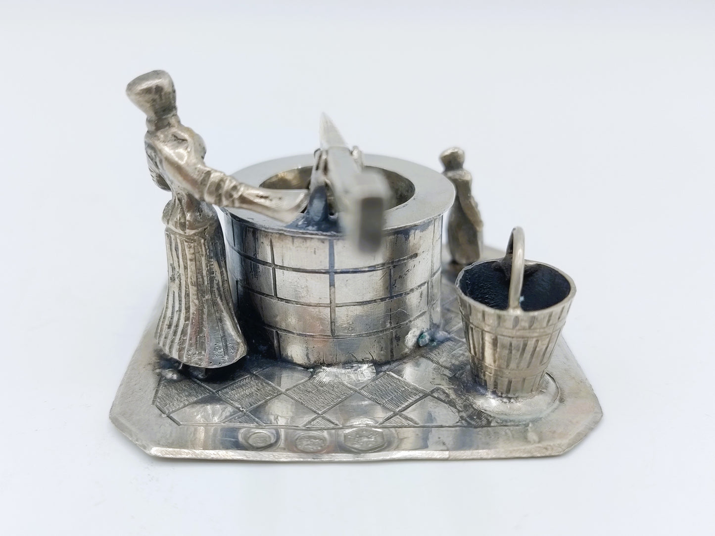 Miniatuur vrouw bij waterput, J. Verhoogt, Hoorn, 1904