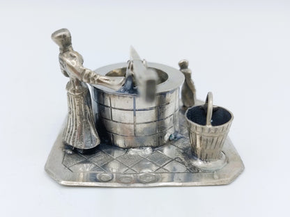 Miniatuur vrouw bij waterput, J. Verhoogt, Hoorn, 1904