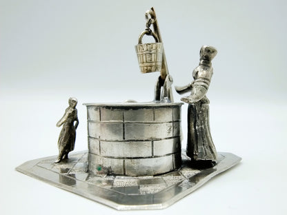 Miniatuur vrouw bij waterput, J. Verhoogt, Hoorn, 1904