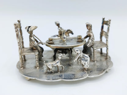 Grote zilveren miniatuur, gezin aan tafel, J. Postmus, Hoorn, ca. 1920