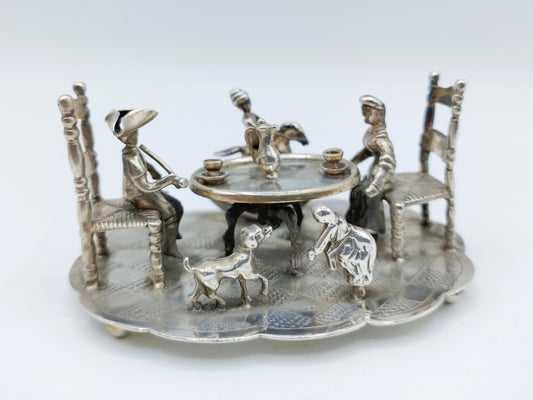 Grote zilveren miniatuur, gezin aan tafel, J. Postmus, Hoorn, ca. 1920