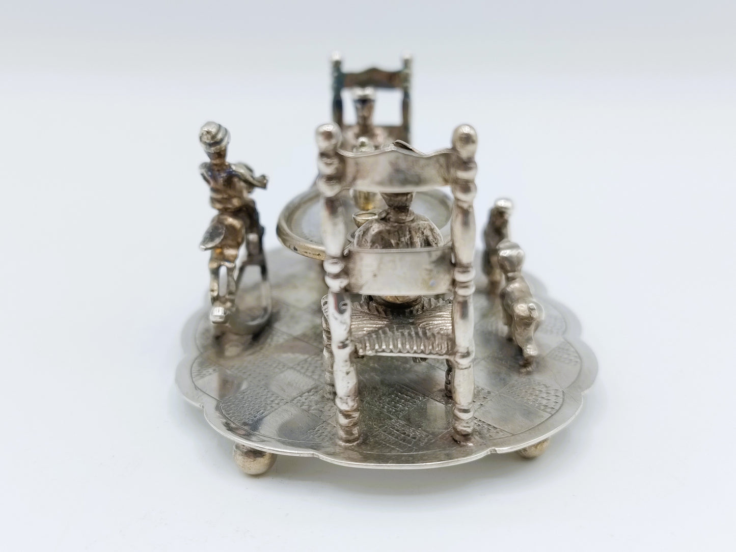Grote zilveren miniatuur, gezin aan tafel, J. Postmus, Hoorn, ca. 1920