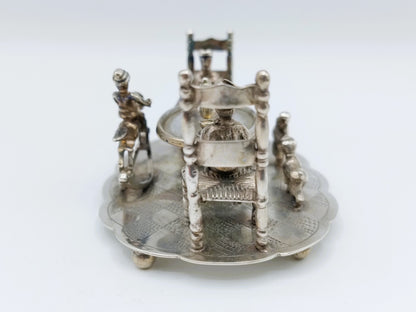 Grote zilveren miniatuur, gezin aan tafel, J. Postmus, Hoorn, ca. 1920