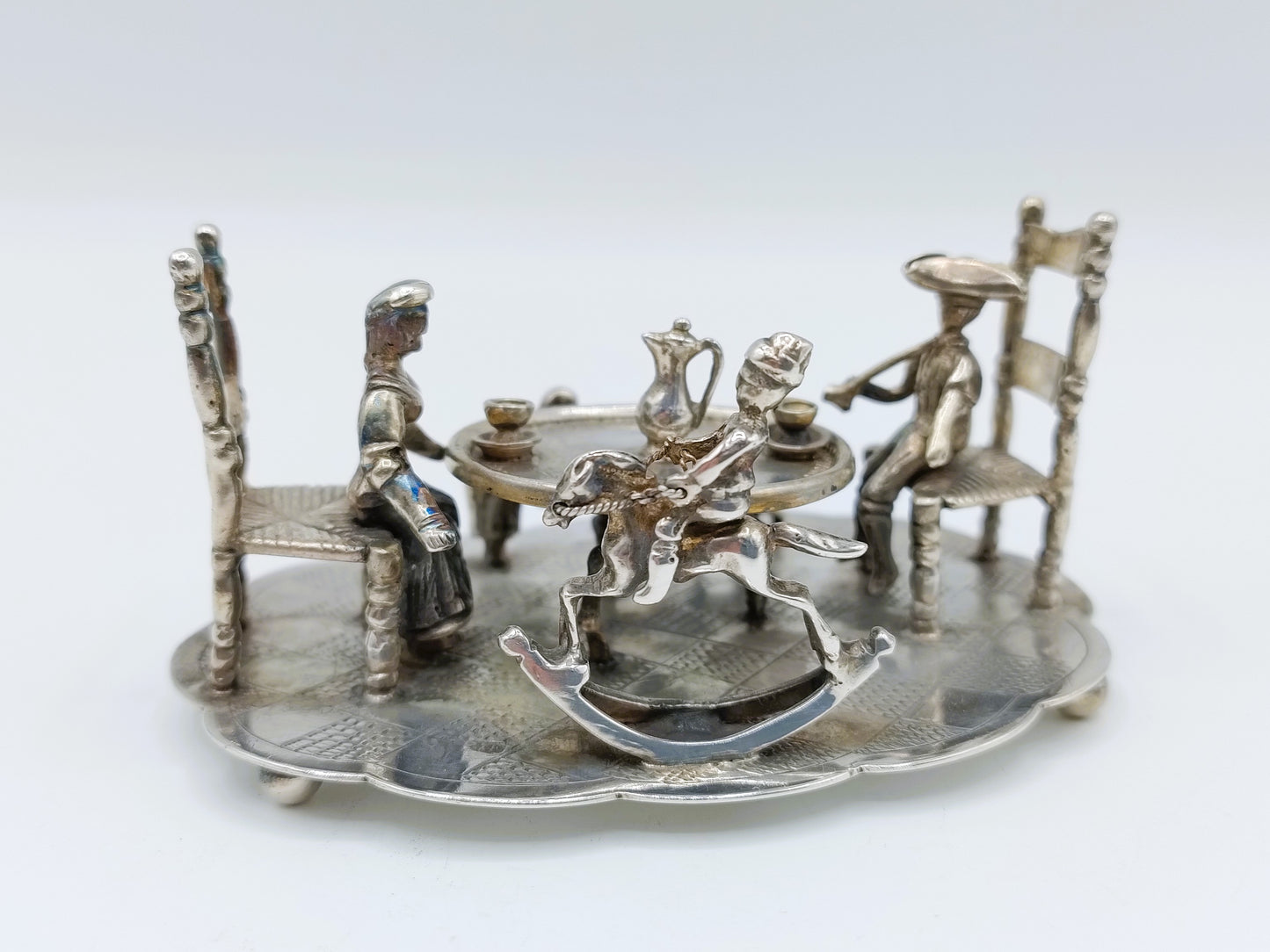 Grote zilveren miniatuur, gezin aan tafel, J. Postmus, Hoorn, ca. 1920