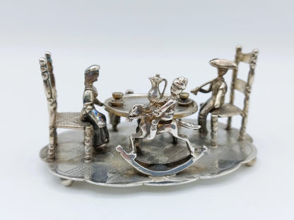 Grote zilveren miniatuur, gezin aan tafel, J. Postmus, Hoorn, ca. 1920