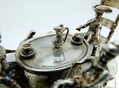 Grote zilveren miniatuur, gezin aan tafel, J. Postmus, Hoorn, ca. 1920