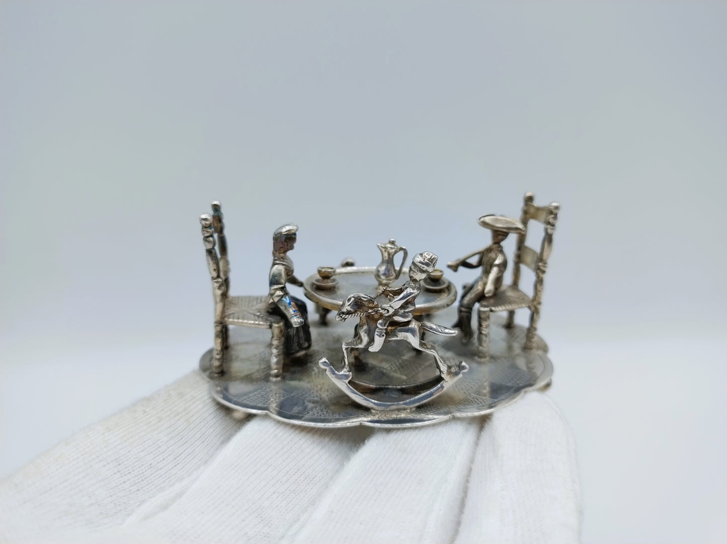 Grote zilveren miniatuur, gezin aan tafel, J. Postmus, Hoorn, ca. 1920