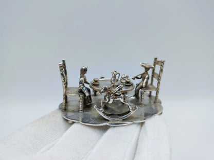 Grote zilveren miniatuur, gezin aan tafel, J. Postmus, Hoorn, ca. 1920