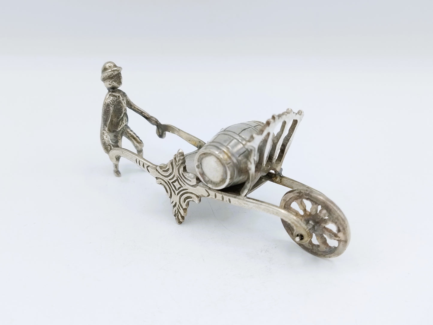 Zilveren miniatuur, man met kruiwagen, J. Postmus, Hoorn, 1908