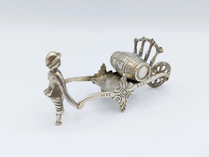 Zilveren miniatuur, man met kruiwagen, J. Postmus, Hoorn, 1908