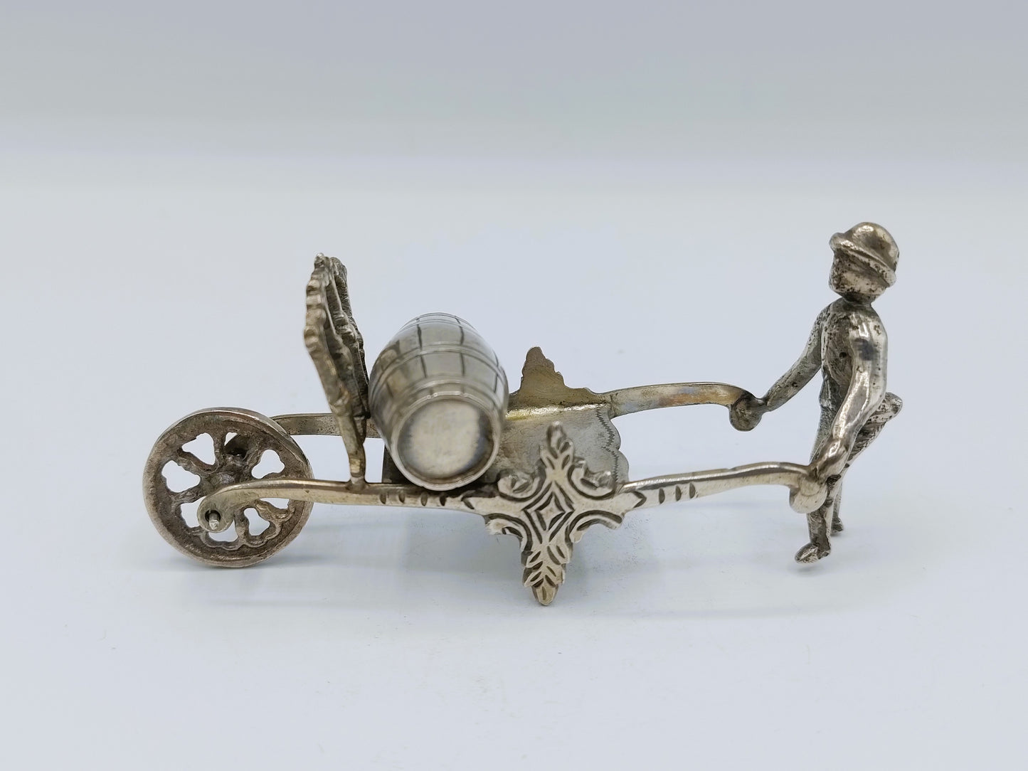 Zilveren miniatuur, man met kruiwagen, J. Postmus, Hoorn, 1908